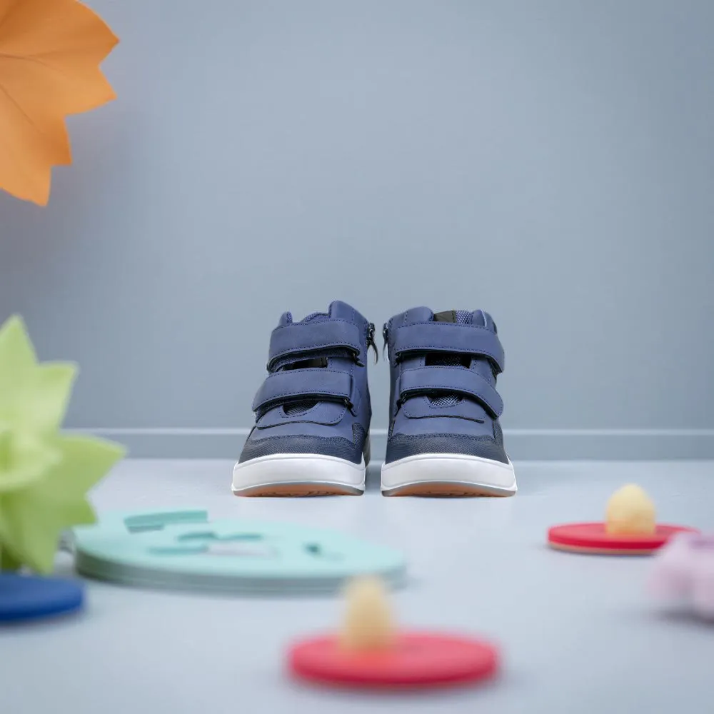 حذاء للأطفال أزرق داكن.