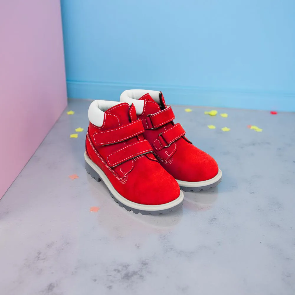 حذاء للأطفا ل كاجوال أحمر.