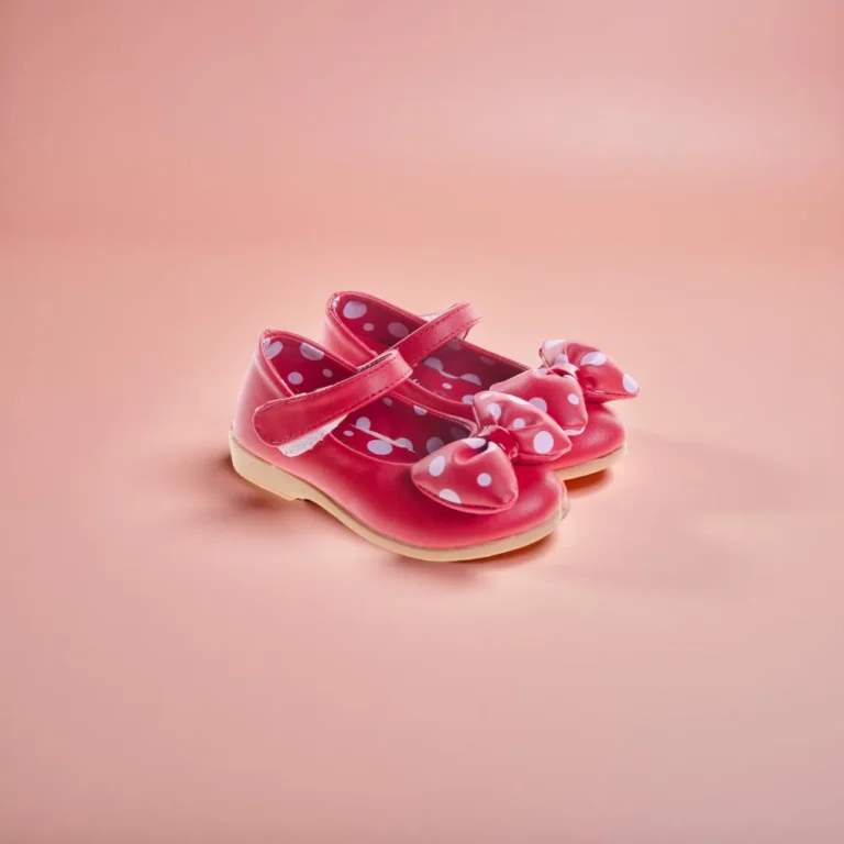 حذاء أطفال قرمزي كاجوال.