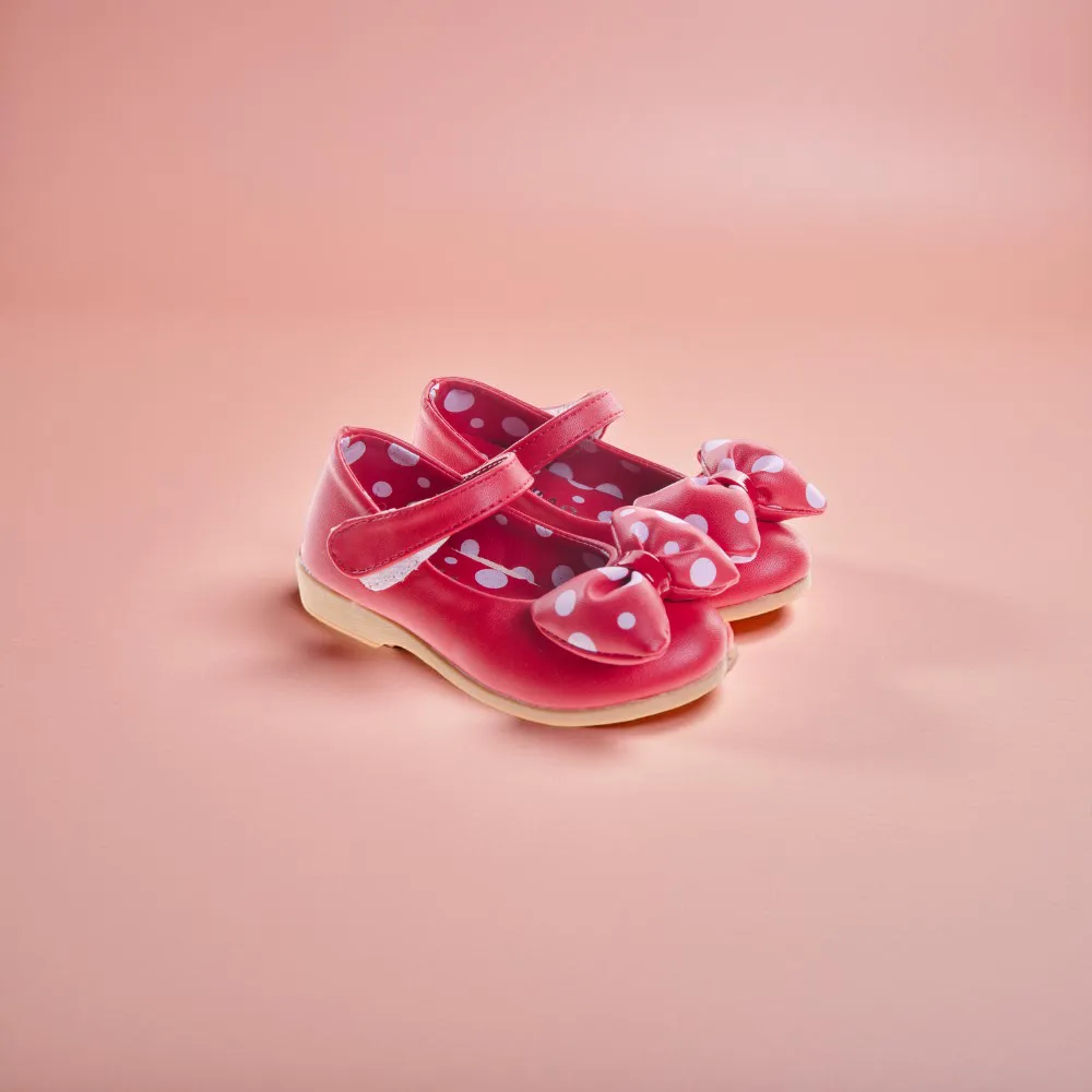 حذاء أطفال قرمزي كاجوال.