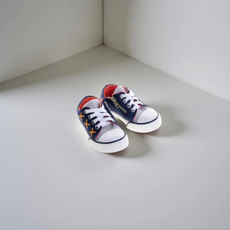 حذاء للأطفال أزرق داكن