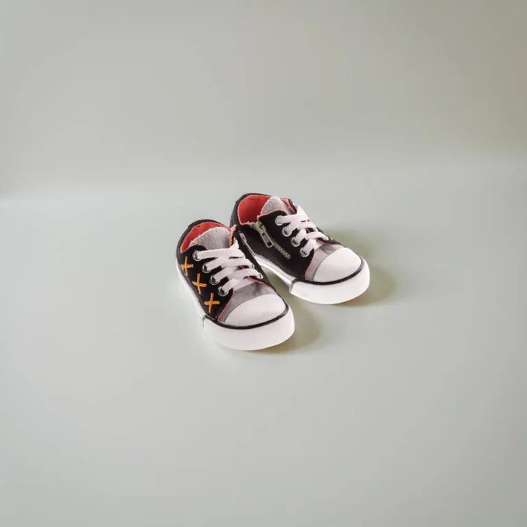 حذاء للأطفال رياضي أسود.