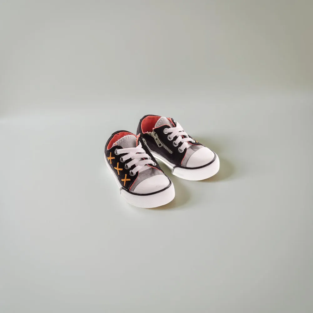 حذاء للأطفال رياضي أسود.