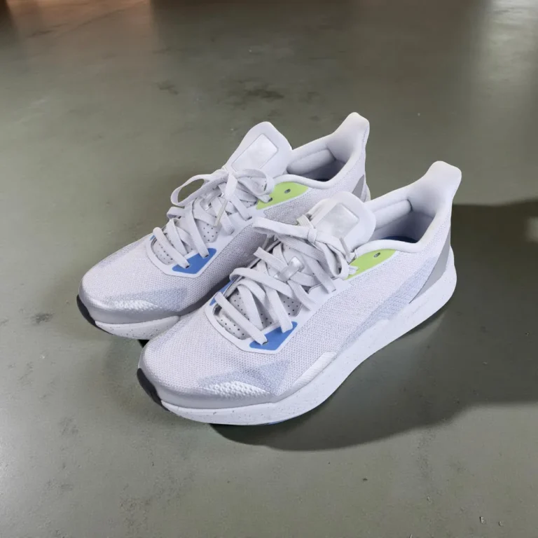 حذاء أبيض للرجال رياضي.