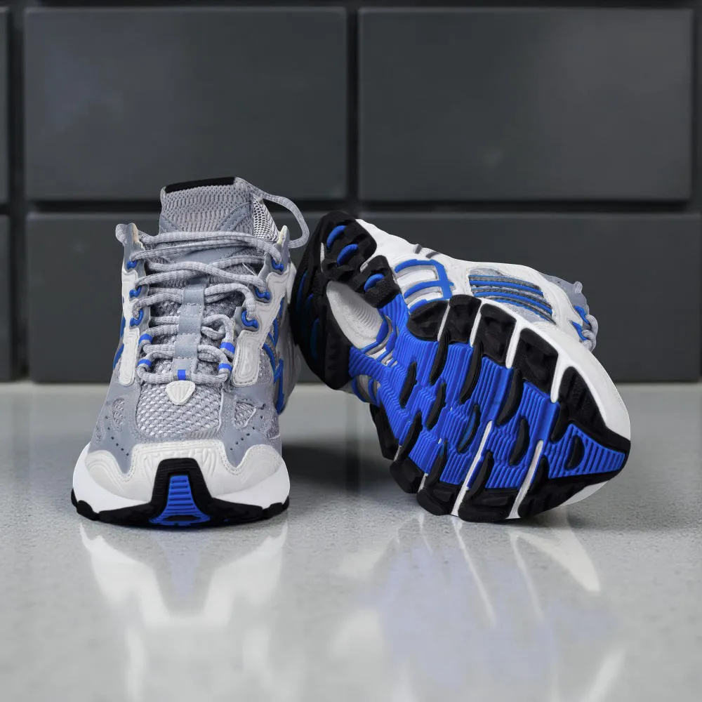 حذاء جري رمادي للرجال.