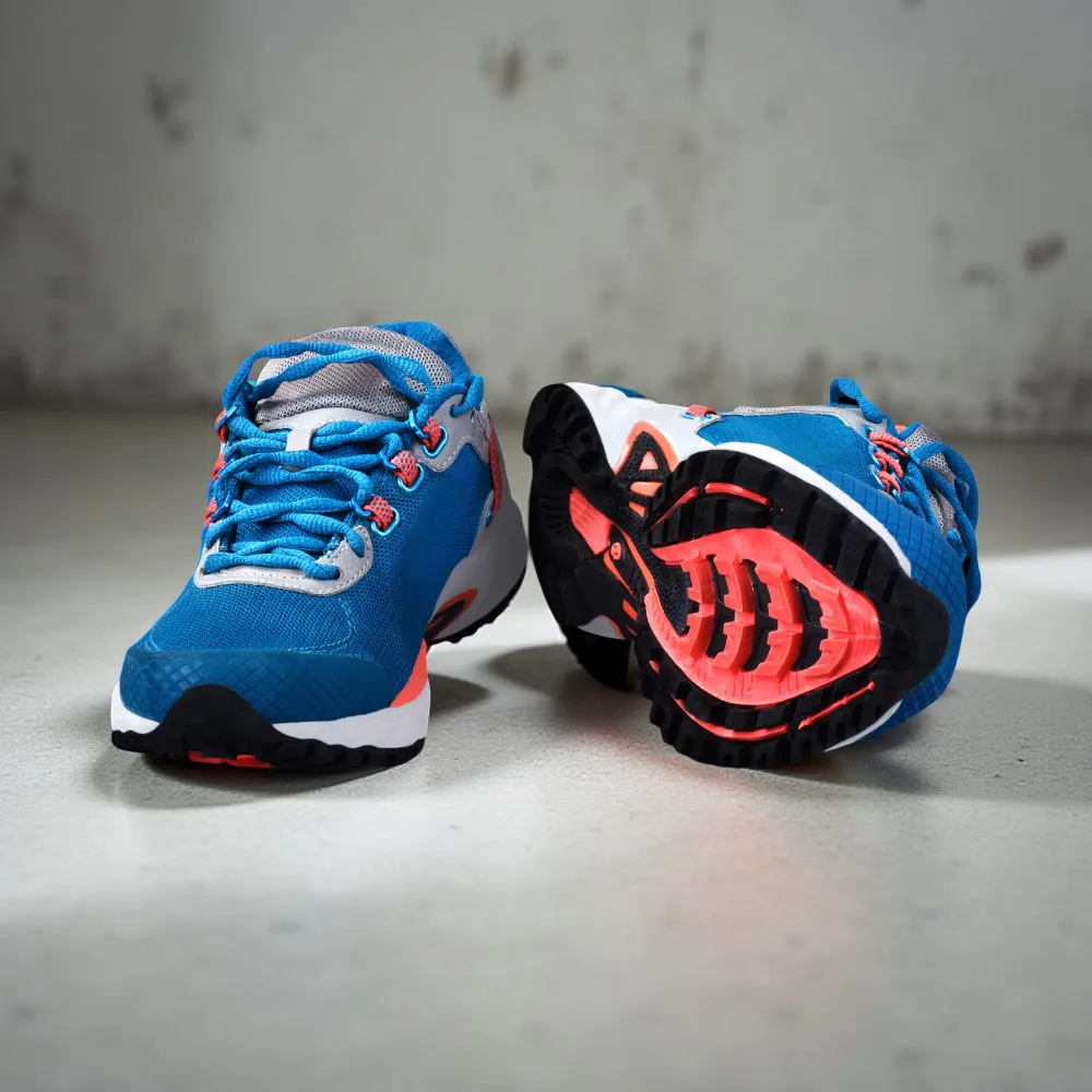 حذاءرياضي أزرق.