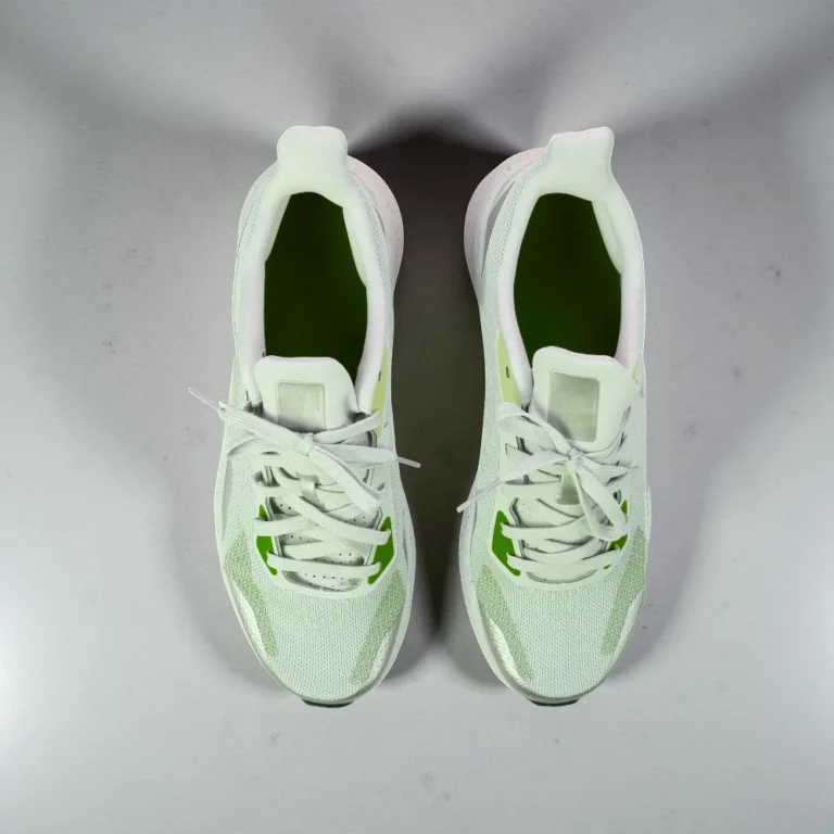 حذاء رياضي للرجال أخضر فاتح.