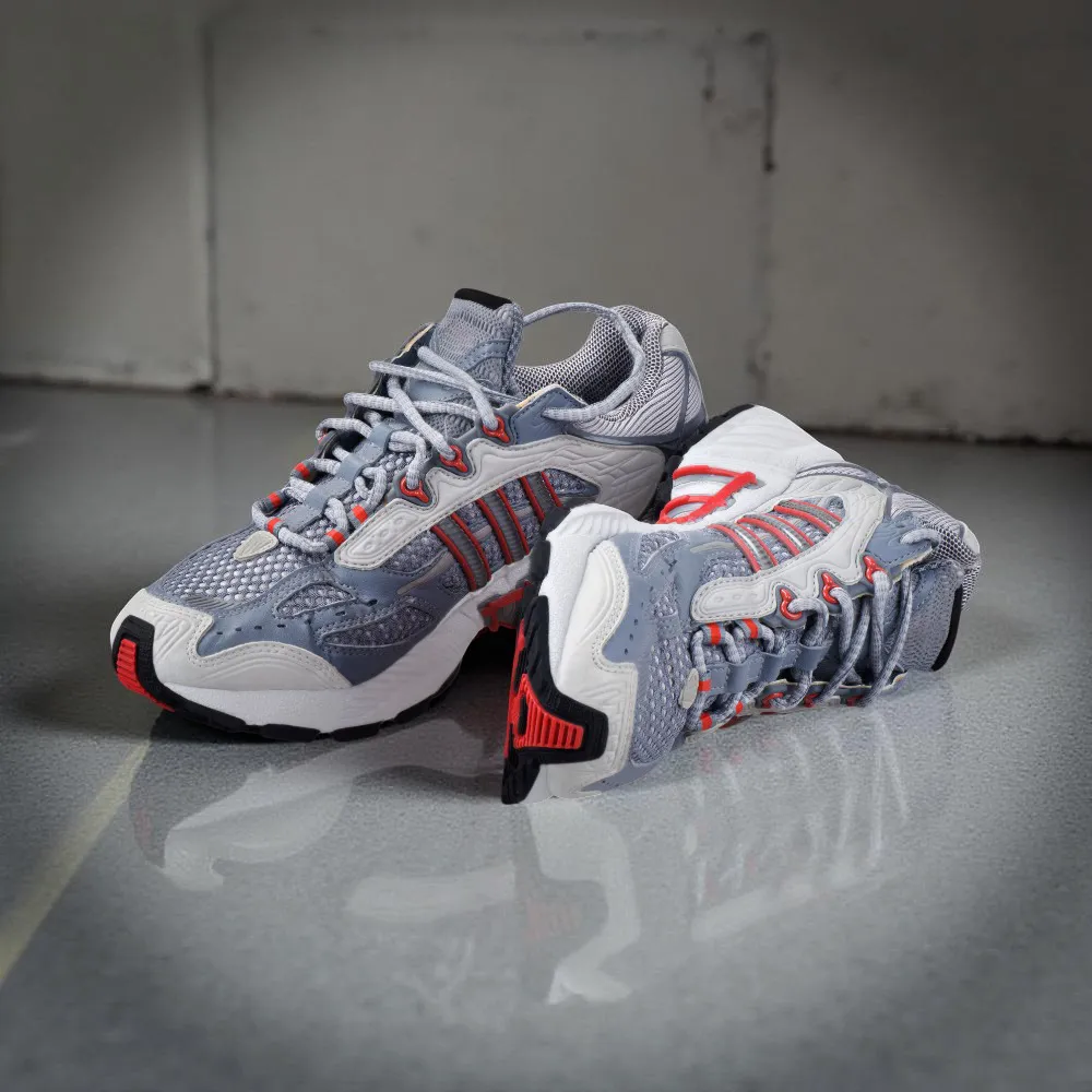 حذاء جري رمادي وأحمر للرجال.