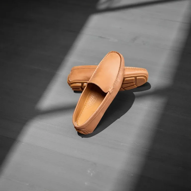 حذاء بني فاتح للرجال كاجوال.