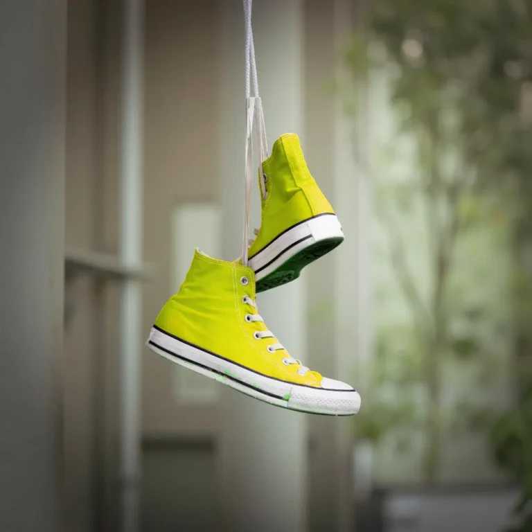 حذاء نسائي رياضي أصفر.