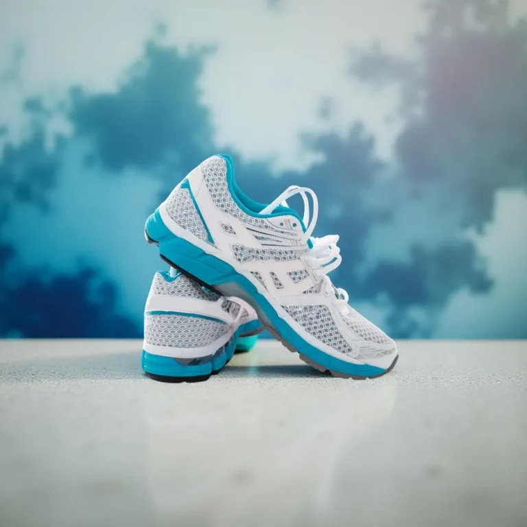 حذاء نسائي رياضي فيروزي.