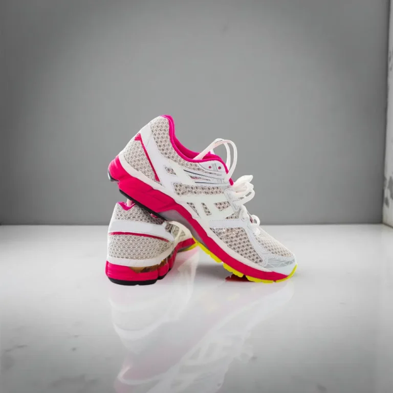 حذاء نسائي رياضي قرمزي.