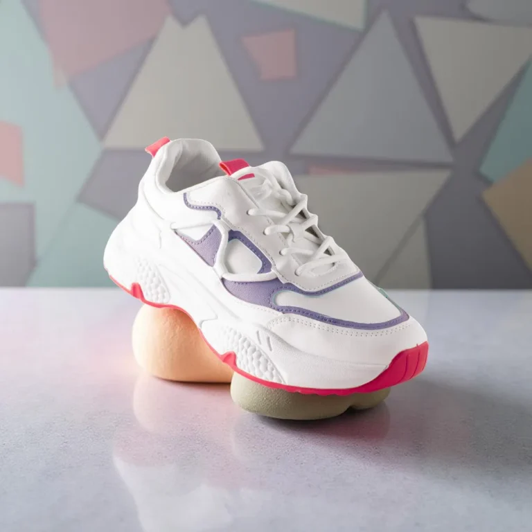 حذاء نسائي رياضي وردي.