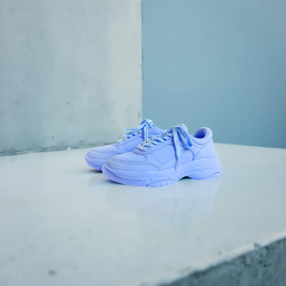 حذاء نسائي رياضي أزرق.