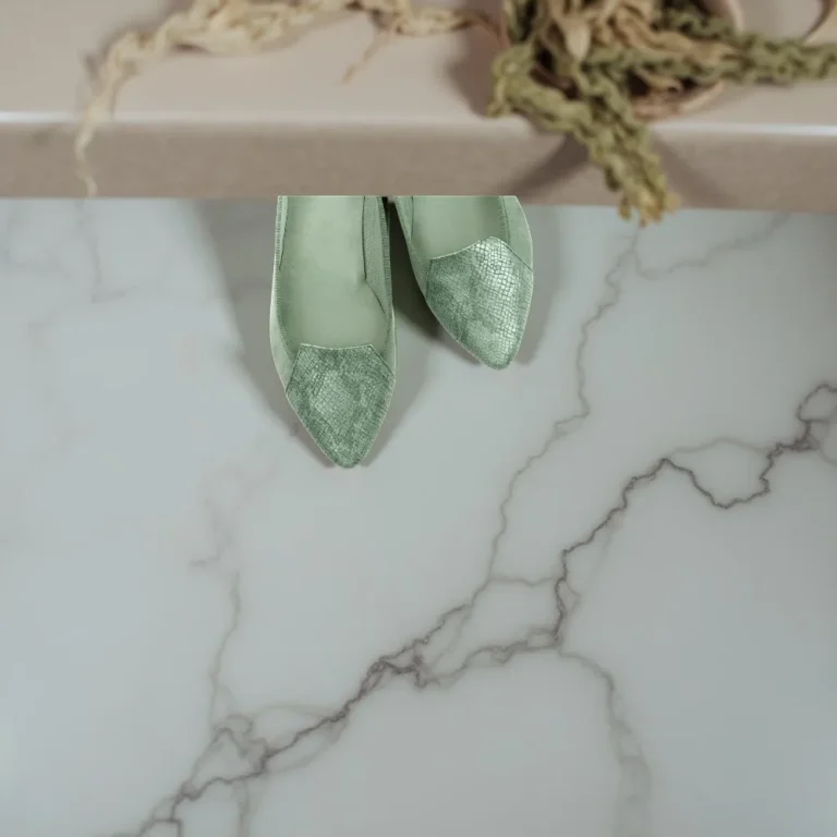 حذاء نسائي فلات أخضر فاتح.