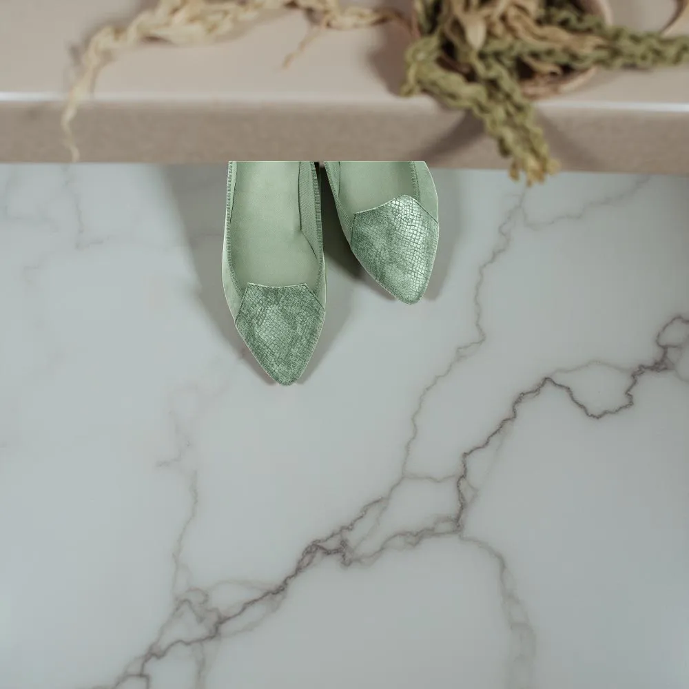 حذاء نسائي فلات أخضر فاتح.